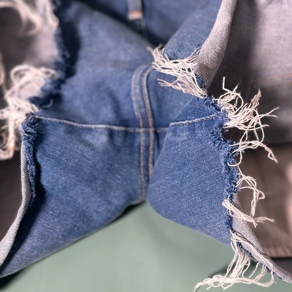 🅽🅴🆆 FRAME Cromwell blue denim cotton jean shorts with frayed hems, size 28